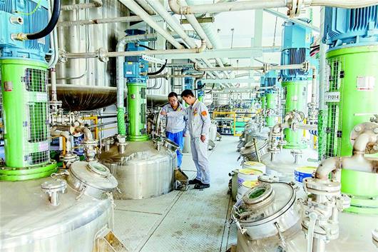 工作人員正在觀察設備運行情況。雙虎涂料從原材料進廠入庫到成品出庫,全部實現自動化。